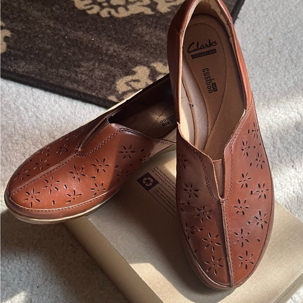 NIB Clarks Brown Flats with Classic Loafer Design